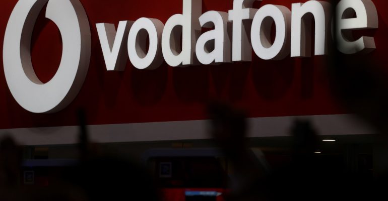 گروه مخابراتی E& امارات متحده 9.8 درصد از سهام Vodafone را خریداری کرد.