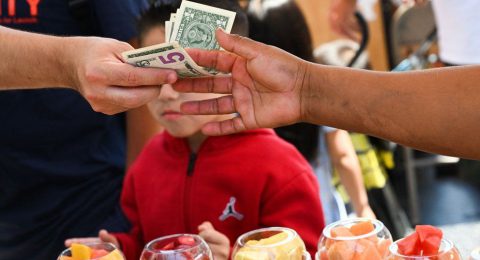 اقتصاد ایالات متحده US economy دوباره کوچک می شود و ترس از رکود را برانگیخته است