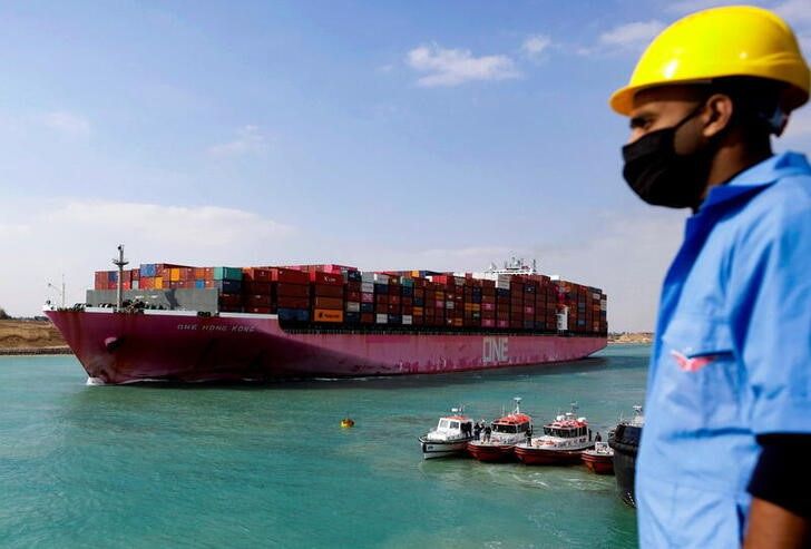 مصر Egypt در سال آینده هزینه های ترانزیت کانال سوئز را برای کشتی ها افزایش می دهد