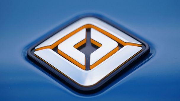 ریویان Rivian تقریباً تمام خودروهای خود را فرا میخواند