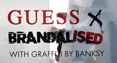 بنکسی برند پوشاک گس Guess را متهم کرد