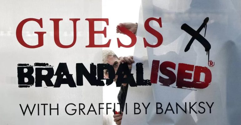 بنکسی برند پوشاک گس Guess را متهم کرد