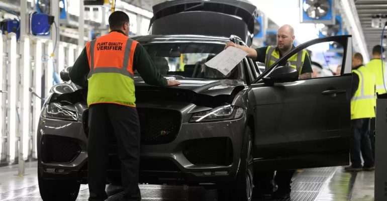 جگوار لندرور Jaguar Land Rover تولید خود را در کارخانه های بریتانیا به دلیل کمبود تراشه کاهش داد