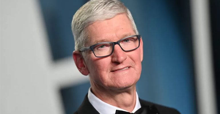 تیم کوک Tim Cook، رئیس اپل، امسال بیش از 40 درصد از دستمزد خود را کاهش داده است
