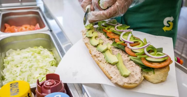 برند زنجیره ای ساب وی Subway فروش تجارت را بررسی می کند