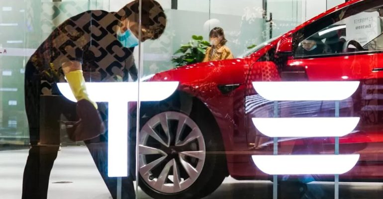تسلا Tesla قیمت های محصولات خود را کاهش داد